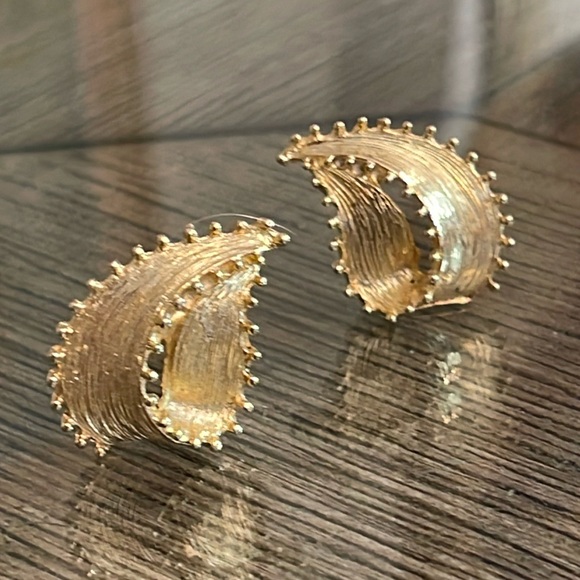 Vintage Leave Shaped Gold-tone Clip Earrings - Picture 13 of 13